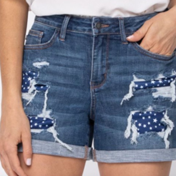 Judy Blue Mid Rise STAR PATCH SHORTS - Picture 2 of 6